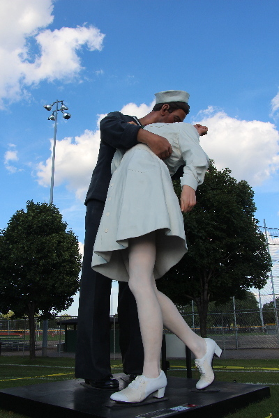 IMG_4896-Embracing Peace-Seward Johnson.jpg